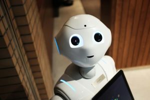 Robô utilizado como representação da inteligência artificial no recrutamento.