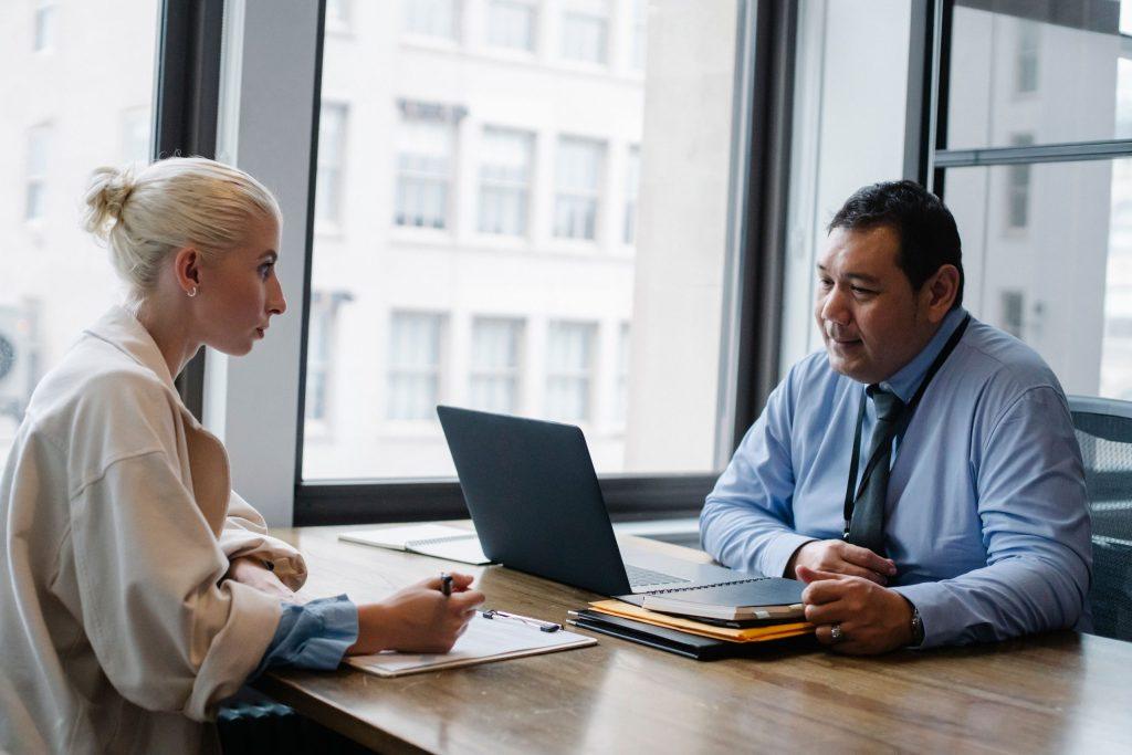 Entrevistadora a conversar com um profissional durante uma entrevista de emprego.