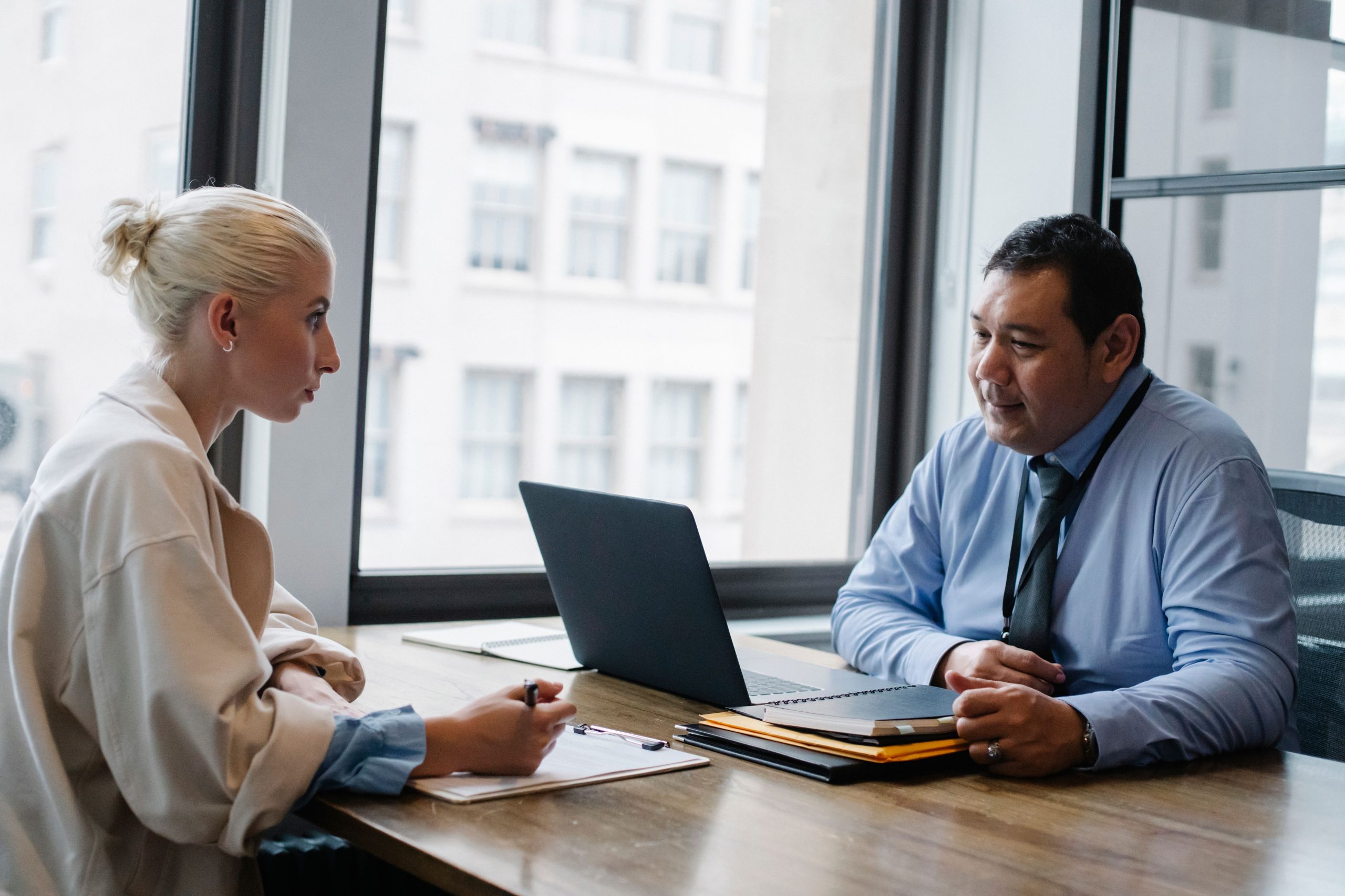 Entrevistadora a conversar com um profissional durante uma entrevista de emprego.