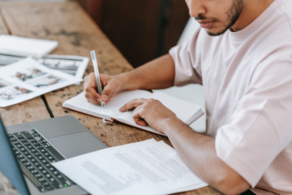 Profissional a organizar notas e documentos antes de uma entrevista de emprego.