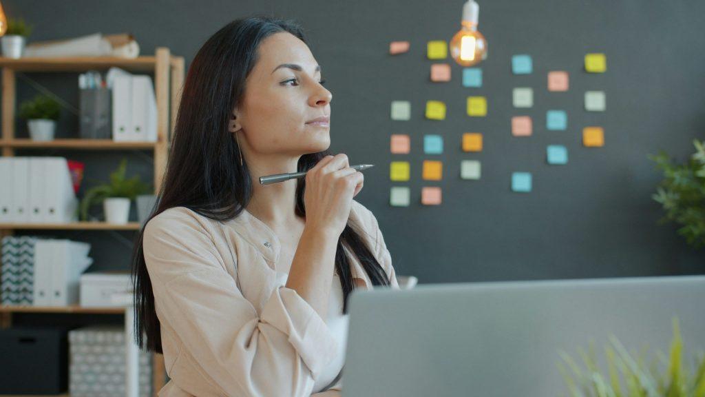 Profissional a refletir sobre decisões e prioridades de liderança, como que a pensar como um líder