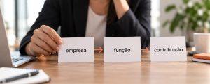 Estrutura para responder porque quer trabalhar nesta empresa com três cartões: empresa, função e contribuição